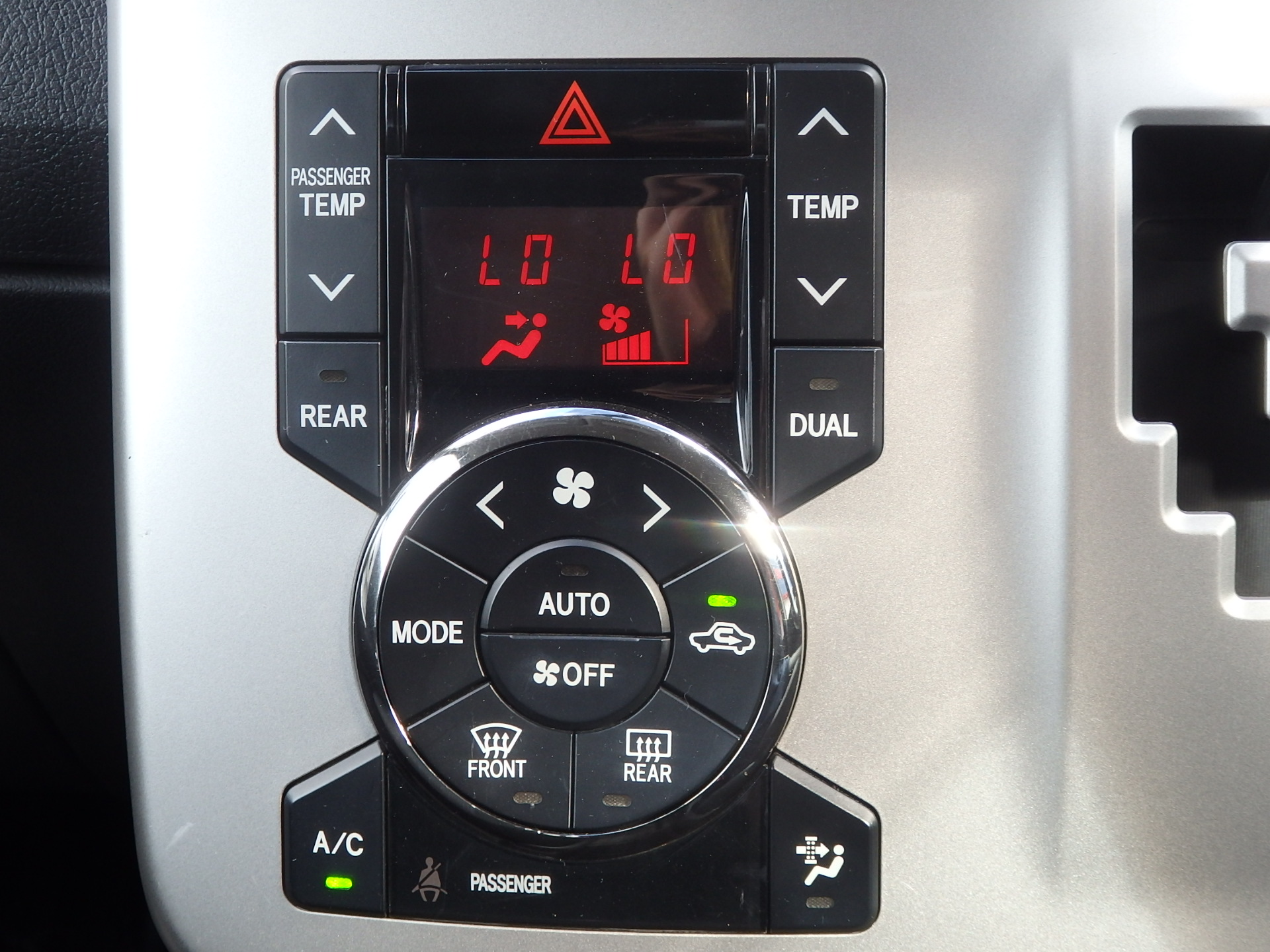 トヨタ ヴォクシーの画像17