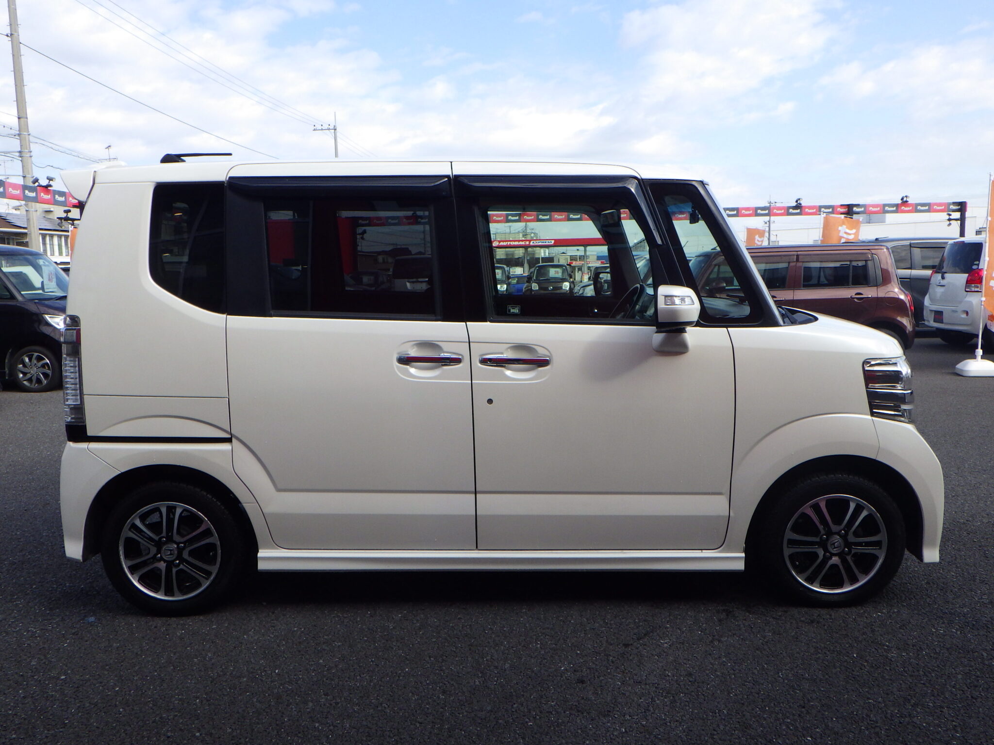 ホンダ N-BOXカスタムの画像4