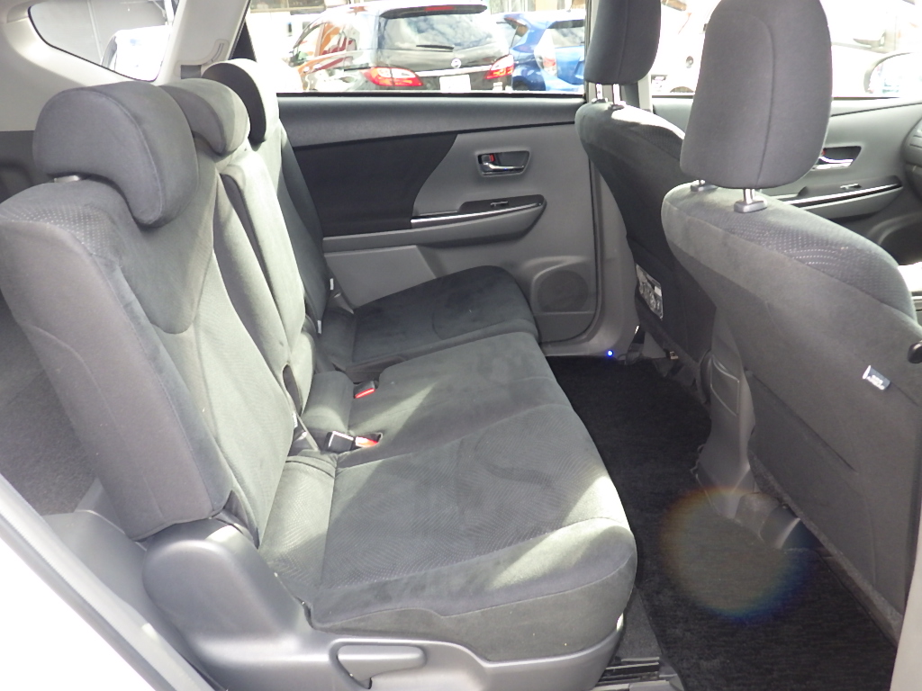 トヨタ プリウスαの画像4